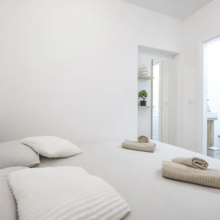 Apartment With Parking Space - 23478 Zadar